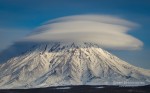Вулкан Корякский в шапочке из лентикулярных облаков
